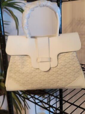 **Chic darling!  Beautiful white fashion bag.  No brand.